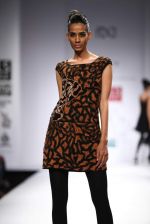 Model walks the ramp for Mynah_s Reynu Tandon at Wills Lifestyle India Fashion Week Autumn Winter 2012 Day 5 on 19th Feb 2012 (34).JPG